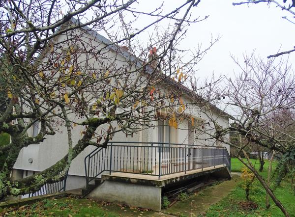 Maison située en périphérie immédiate du centre-ville, à proximité des commerces, de la gare et du pôle santé. Cette maison bénéficie d'un emplacement pratique pour le quotidien.
Elle se compose d'une entrée qui distribue un séjour/salon, une cuisine, deux chambres, une salle de bain, un WC. 
Vous profiterez également d'un sous-sol complet offrant de belles capacités  de stockage, d'atelier, de garage ou d'aménagement complémentaire.
A L'étage, un grenier complet aménageable avec accès intérieur représente un véritable potentiel d'agrandissement selon vos projets.
L'ensemble est implanté sur un terrain clos d'environ 730 m2
Une maison fonctionnelle offrant de nombreuses possibilités d'évolution.