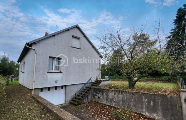 Maison située en périphérie immédiate du centre-ville, à proximité des commerces, de la gare et du pôle santé. Cette maison bénéficie d'un emplacement pratique pour le quotidien.
Elle se compose d'une entrée qui distribue un séjour/salon, une cuisine, deux chambres, une salle de bain, un WC. 
Vous profiterez également d'un sous-sol complet offrant de belles capacités  de stockage, d'atelier, de garage ou d'aménagement complémentaire.
A L'étage, un grenier complet aménageable avec accès intérieur représente un véritable potentiel d'agrandissement selon vos projets.
L'ensemble est implanté sur un terrain clos d'environ 730 m2
Une maison fonctionnelle offrant de nombreuses possibilités d'évolution.