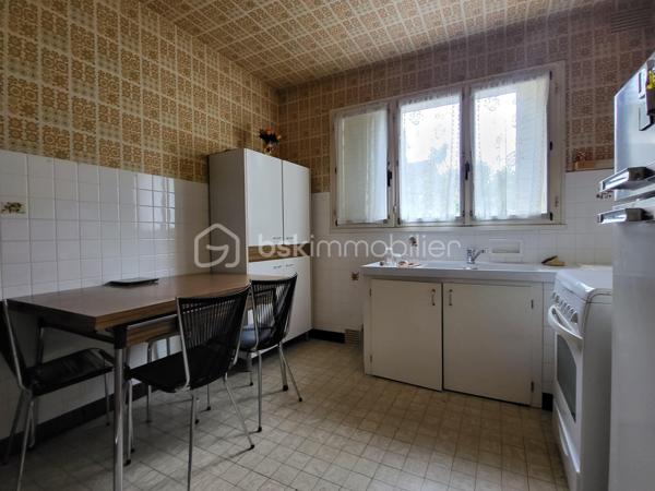 Maison située en périphérie immédiate du centre-ville, à proximité des commerces, de la gare et du pôle santé. Cette maison bénéficie d'un emplacement pratique pour le quotidien.
Elle se compose d'une entrée qui distribue un séjour/salon, une cuisine, deux chambres, une salle de bain, un WC. 
Vous profiterez également d'un sous-sol complet offrant de belles capacités  de stockage, d'atelier, de garage ou d'aménagement complémentaire.
A L'étage, un grenier complet aménageable avec accès intérieur représente un véritable potentiel d'agrandissement selon vos projets.
L'ensemble est implanté sur un terrain clos d'environ 730 m2
Une maison fonctionnelle offrant de nombreuses possibilités d'évolution.