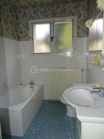 Maison située en périphérie immédiate du centre-ville, à proximité des commerces, de la gare et du pôle santé. Cette maison bénéficie d'un emplacement pratique pour le quotidien.
Elle se compose d'une entrée qui distribue un séjour/salon, une cuisine, deux chambres, une salle de bain, un WC. 
Vous profiterez également d'un sous-sol complet offrant de belles capacités  de stockage, d'atelier, de garage ou d'aménagement complémentaire.
A L'étage, un grenier complet aménageable avec accès intérieur représente un véritable potentiel d'agrandissement selon vos projets.
L'ensemble est implanté sur un terrain clos d'environ 730 m2
Une maison fonctionnelle offrant de nombreuses possibilités d'évolution.