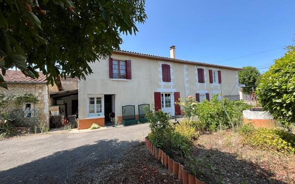 Maison à vendre    8 pièces •  Saint-Angeau