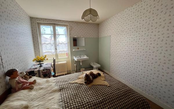 Maison à vendre    8 pièces •  Saint-Angeau