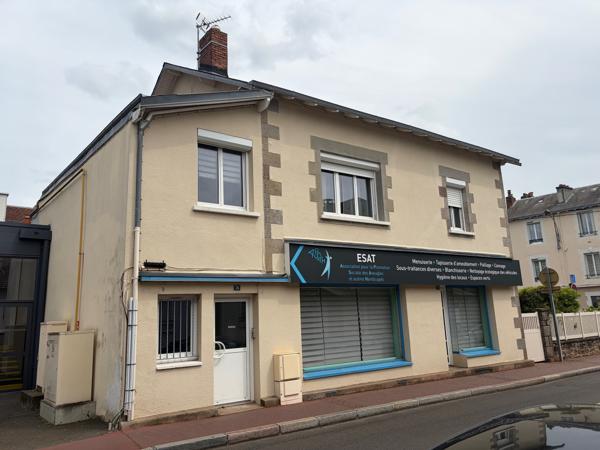 Immeuble
        
        - 185 m²