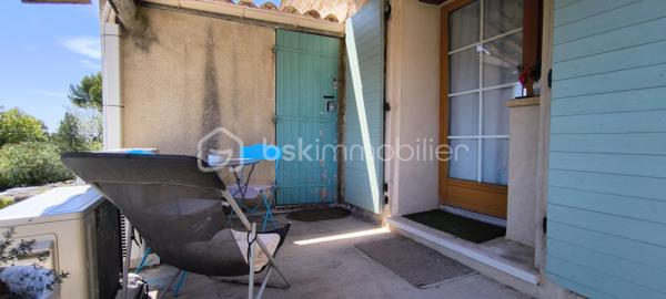 🏡 À VENDRE – Magnifique Appartement avec Vue Imprenable sur le village de  Lambesc 
📍 Lambesc (13) – Petite copropriété de 4 lots sans charges, syndic bénévole

Idéal premier achat, résidence secondaire ou investissement locatif, ce bel appartement séduit par sa luminosité, son agencement fonctionnel et l'absence totale de travaux à prévoir.
Situé au 1er et dernier étage d’une copropriété calme, à seulement 2 minutes à pied du centre de Lambesc, ce bien rare offre un cadre de vie paisible à proximité immédiate de toutes les commodités.

✨ Caractéristiques du bien :

Superficie du séjour : 28 m² lumineux et spacieux avec une clim
Salle d’eau : 2,45 m²
Dressing : 3,67 m²
WC indépendant : 1,29 m²
Cellier : 3,67 m²
Mezzanine : deux petites chambres séparées (moins de 9m2 )  avec un couloir  ,et une  clim dans chaque chambre .
Terrasse commune avec un seul voisin à l’entrée
Place de stationnement extérieure privative incluse

✅ Appartement rénové récemment – Aucun travaux à prévoir
📌 Informations complémentaires :
Petite copropriété de 4 appartements
Pas de charges de copropriété
Taxe foncière : environ 600 € / an
Syndic bénévole


📍 Emplacement privilégié :
Quartier résidentiel calme et recherché
À 2 min à pied du centre-ville
Proche écoles, commerces et transports
À 30 min d’Aix-en-Provence
À 45 min de Marseille

🔑 Un bien rare sur le secteur, offrant luminosité, confort et tranquillité.

📲 Visite virtuelle disponible sur simple demande
📞 Contactez-moi dès maintenant pour plus d'informations ou pour organiser une visite :

Yannick Brunet – BSK Immobilier
📱 06.82.12.11.43