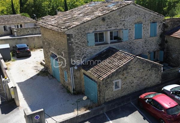 🏡 À VENDRE – Magnifique Appartement avec Vue Imprenable sur le village de  Lambesc 
📍 Lambesc (13) – Petite copropriété de 4 lots sans charges, syndic bénévole

Idéal premier achat, résidence secondaire ou investissement locatif, ce bel appartement séduit par sa luminosité, son agencement fonctionnel et l'absence totale de travaux à prévoir.
Situé au 1er et dernier étage d’une copropriété calme, à seulement 2 minutes à pied du centre de Lambesc, ce bien rare offre un cadre de vie paisible à proximité immédiate de toutes les commodités.

✨ Caractéristiques du bien :

Superficie du séjour : 28 m² lumineux et spacieux avec une clim
Salle d’eau : 2,45 m²
Dressing : 3,67 m²
WC indépendant : 1,29 m²
Cellier : 3,67 m²
Mezzanine : deux petites chambres séparées (moins de 9m2 )  avec un couloir  ,et une  clim dans chaque chambre .
Terrasse commune avec un seul voisin à l’entrée
Place de stationnement extérieure privative incluse

✅ Appartement rénové récemment – Aucun travaux à prévoir
📌 Informations complémentaires :
Petite copropriété de 4 appartements
Pas de charges de copropriété
Taxe foncière : environ 600 € / an
Syndic bénévole


📍 Emplacement privilégié :
Quartier résidentiel calme et recherché
À 2 min à pied du centre-ville
Proche écoles, commerces et transports
À 30 min d’Aix-en-Provence
À 45 min de Marseille

🔑 Un bien rare sur le secteur, offrant luminosité, confort et tranquillité.

📲 Visite virtuelle disponible sur simple demande
📞 Contactez-moi dès maintenant pour plus d'informations ou pour organiser une visite :

Yannick Brunet – BSK Immobilier
📱 06.82.12.11.43