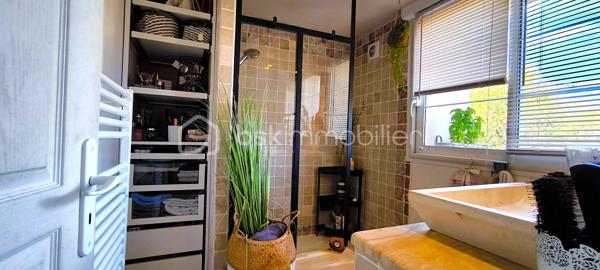 🏡 À VENDRE – Magnifique Appartement avec Vue Imprenable sur le village de  Lambesc 
📍 Lambesc (13) – Petite copropriété de 4 lots sans charges, syndic bénévole

Idéal premier achat, résidence secondaire ou investissement locatif, ce bel appartement séduit par sa luminosité, son agencement fonctionnel et l'absence totale de travaux à prévoir.
Situé au 1er et dernier étage d’une copropriété calme, à seulement 2 minutes à pied du centre de Lambesc, ce bien rare offre un cadre de vie paisible à proximité immédiate de toutes les commodités.

✨ Caractéristiques du bien :

Superficie du séjour : 28 m² lumineux et spacieux avec une clim
Salle d’eau : 2,45 m²
Dressing : 3,67 m²
WC indépendant : 1,29 m²
Cellier : 3,67 m²
Mezzanine : deux petites chambres séparées (moins de 9m2 )  avec un couloir  ,et une  clim dans chaque chambre .
Terrasse commune avec un seul voisin à l’entrée
Place de stationnement extérieure privative incluse

✅ Appartement rénové récemment – Aucun travaux à prévoir
📌 Informations complémentaires :
Petite copropriété de 4 appartements
Pas de charges de copropriété
Taxe foncière : environ 600 € / an
Syndic bénévole


📍 Emplacement privilégié :
Quartier résidentiel calme et recherché
À 2 min à pied du centre-ville
Proche écoles, commerces et transports
À 30 min d’Aix-en-Provence
À 45 min de Marseille

🔑 Un bien rare sur le secteur, offrant luminosité, confort et tranquillité.

📲 Visite virtuelle disponible sur simple demande
📞 Contactez-moi dès maintenant pour plus d'informations ou pour organiser une visite :

Yannick Brunet – BSK Immobilier
📱 06.82.12.11.43