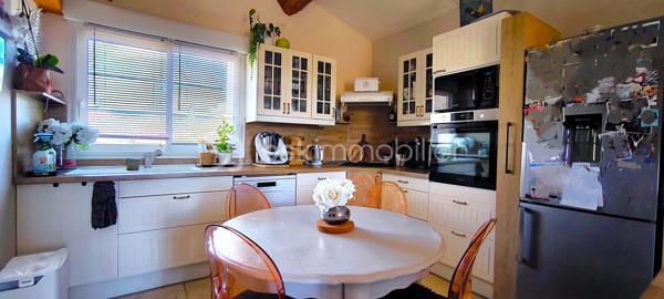 🏡 À VENDRE – Magnifique Appartement avec Vue Imprenable sur le village de  Lambesc 
📍 Lambesc (13) – Petite copropriété de 4 lots sans charges, syndic bénévole

Idéal premier achat, résidence secondaire ou investissement locatif, ce bel appartement séduit par sa luminosité, son agencement fonctionnel et l'absence totale de travaux à prévoir.
Situé au 1er et dernier étage d’une copropriété calme, à seulement 2 minutes à pied du centre de Lambesc, ce bien rare offre un cadre de vie paisible à proximité immédiate de toutes les commodités.

✨ Caractéristiques du bien :

Superficie du séjour : 28 m² lumineux et spacieux avec une clim
Salle d’eau : 2,45 m²
Dressing : 3,67 m²
WC indépendant : 1,29 m²
Cellier : 3,67 m²
Mezzanine : deux petites chambres séparées (moins de 9m2 )  avec un couloir  ,et une  clim dans chaque chambre .
Terrasse commune avec un seul voisin à l’entrée
Place de stationnement extérieure privative incluse

✅ Appartement rénové récemment – Aucun travaux à prévoir
📌 Informations complémentaires :
Petite copropriété de 4 appartements
Pas de charges de copropriété
Taxe foncière : environ 600 € / an
Syndic bénévole


📍 Emplacement privilégié :
Quartier résidentiel calme et recherché
À 2 min à pied du centre-ville
Proche écoles, commerces et transports
À 30 min d’Aix-en-Provence
À 45 min de Marseille

🔑 Un bien rare sur le secteur, offrant luminosité, confort et tranquillité.

📲 Visite virtuelle disponible sur simple demande
📞 Contactez-moi dès maintenant pour plus d'informations ou pour organiser une visite :

Yannick Brunet – BSK Immobilier
📱 06.82.12.11.43