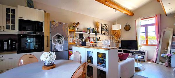 🏡 À VENDRE – Magnifique Appartement avec Vue Imprenable sur le village de  Lambesc 
📍 Lambesc (13) – Petite copropriété de 4 lots sans charges, syndic bénévole

Idéal premier achat, résidence secondaire ou investissement locatif, ce bel appartement séduit par sa luminosité, son agencement fonctionnel et l'absence totale de travaux à prévoir.
Situé au 1er et dernier étage d’une copropriété calme, à seulement 2 minutes à pied du centre de Lambesc, ce bien rare offre un cadre de vie paisible à proximité immédiate de toutes les commodités.

✨ Caractéristiques du bien :

Superficie du séjour : 28 m² lumineux et spacieux avec une clim
Salle d’eau : 2,45 m²
Dressing : 3,67 m²
WC indépendant : 1,29 m²
Cellier : 3,67 m²
Mezzanine : deux petites chambres séparées (moins de 9m2 )  avec un couloir  ,et une  clim dans chaque chambre .
Terrasse commune avec un seul voisin à l’entrée
Place de stationnement extérieure privative incluse

✅ Appartement rénové récemment – Aucun travaux à prévoir
📌 Informations complémentaires :
Petite copropriété de 4 appartements
Pas de charges de copropriété
Taxe foncière : environ 600 € / an
Syndic bénévole


📍 Emplacement privilégié :
Quartier résidentiel calme et recherché
À 2 min à pied du centre-ville
Proche écoles, commerces et transports
À 30 min d’Aix-en-Provence
À 45 min de Marseille

🔑 Un bien rare sur le secteur, offrant luminosité, confort et tranquillité.

📲 Visite virtuelle disponible sur simple demande
📞 Contactez-moi dès maintenant pour plus d'informations ou pour organiser une visite :

Yannick Brunet – BSK Immobilier
📱 06.82.12.11.43