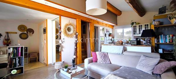 🏡 À VENDRE – Magnifique Appartement avec Vue Imprenable sur le village de  Lambesc 
📍 Lambesc (13) – Petite copropriété de 4 lots sans charges, syndic bénévole

Idéal premier achat, résidence secondaire ou investissement locatif, ce bel appartement séduit par sa luminosité, son agencement fonctionnel et l'absence totale de travaux à prévoir.
Situé au 1er et dernier étage d’une copropriété calme, à seulement 2 minutes à pied du centre de Lambesc, ce bien rare offre un cadre de vie paisible à proximité immédiate de toutes les commodités.

✨ Caractéristiques du bien :

Superficie du séjour : 28 m² lumineux et spacieux avec une clim
Salle d’eau : 2,45 m²
Dressing : 3,67 m²
WC indépendant : 1,29 m²
Cellier : 3,67 m²
Mezzanine : deux petites chambres séparées (moins de 9m2 )  avec un couloir  ,et une  clim dans chaque chambre .
Terrasse commune avec un seul voisin à l’entrée
Place de stationnement extérieure privative incluse

✅ Appartement rénové récemment – Aucun travaux à prévoir
📌 Informations complémentaires :
Petite copropriété de 4 appartements
Pas de charges de copropriété
Taxe foncière : environ 600 € / an
Syndic bénévole


📍 Emplacement privilégié :
Quartier résidentiel calme et recherché
À 2 min à pied du centre-ville
Proche écoles, commerces et transports
À 30 min d’Aix-en-Provence
À 45 min de Marseille

🔑 Un bien rare sur le secteur, offrant luminosité, confort et tranquillité.

📲 Visite virtuelle disponible sur simple demande
📞 Contactez-moi dès maintenant pour plus d'informations ou pour organiser une visite :

Yannick Brunet – BSK Immobilier
📱 06.82.12.11.43