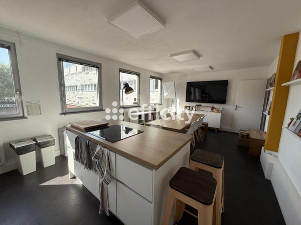 Bureau
         4 pièces
        - 82 m² 283 500 € *
