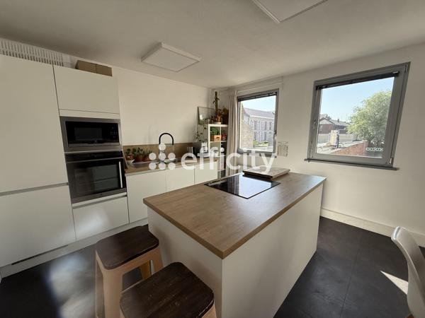 Bureau
         4 pièces
        - 82 m² 283 500 € *