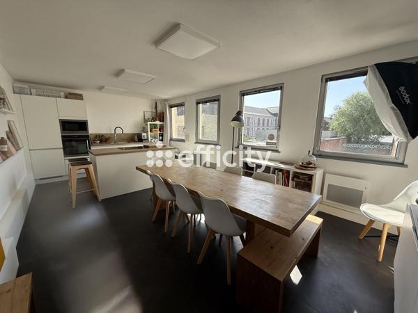 Bureau
         4 pièces
        - 82 m² 283 500 € *