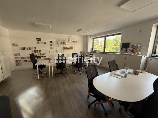 Bureau
         4 pièces
        - 82 m² 283 500 € *