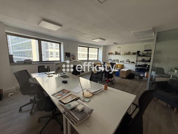 Bureau
         4 pièces
        - 82 m² 283 500 € *