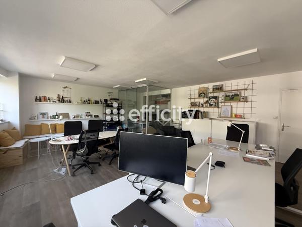 Bureau
         4 pièces
        - 82 m² 283 500 € *