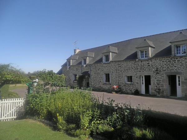 CHARMANTE LONGERE A RENOVER  ENTRE TERRE ET MER  MATIGNON