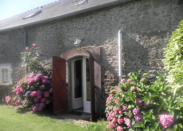CHARMANTE LONGERE A RENOVER  ENTRE TERRE ET MER  MATIGNON