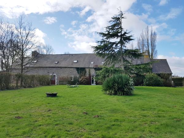 CHARMANTE LONGERE A RENOVER  ENTRE TERRE ET MER  MATIGNON