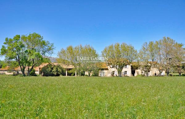 A vendre - Eyguières - Domaine agricole à restaurer