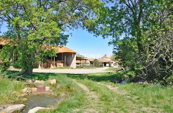A vendre - Eyguières - Domaine agricole à restaurer