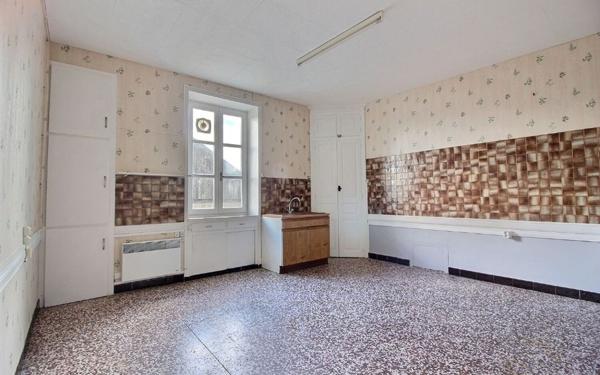 Immeuble à vendre    4 pièces •  Saint-Symphorien-de-Marmagne