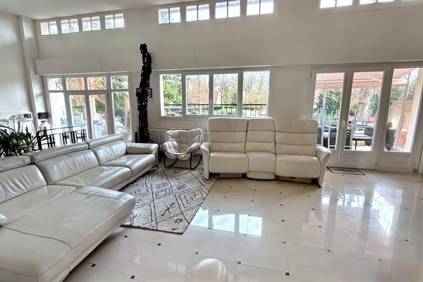 Maison d’architecte de 389 m2 sur terrain de 6000 m2