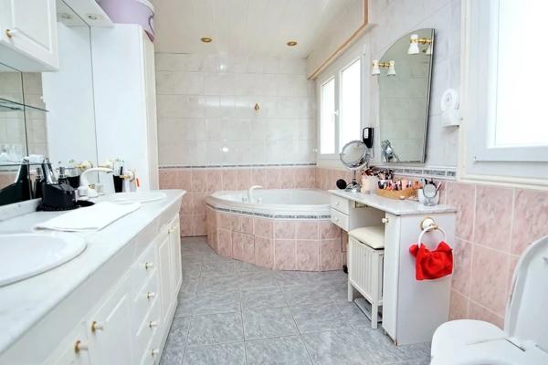 Maison d’architecte de 389 m2 sur terrain de 6000 m2