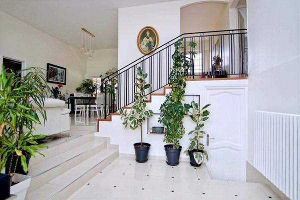 Maison d’architecte de 389 m2 sur terrain de 6000 m2