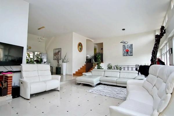 Maison d’architecte de 389 m2 sur terrain de 6000 m2