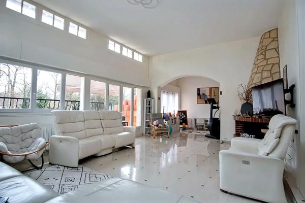 Maison d’architecte de 389 m2 sur terrain de 6000 m2