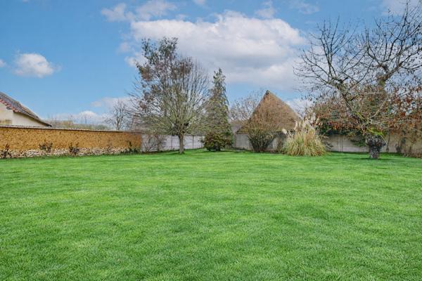 Maison avec fort potentiel -3/4 chambres possibles  –  Secteur calme - proche  Dreux  – Terrain 1 355 m² 