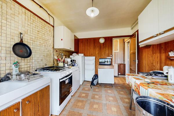 Maison avec fort potentiel -3/4 chambres possibles  –  Secteur calme - proche  Dreux  – Terrain 1 355 m² 