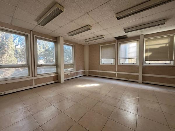 LE CANNET CANEOPOLE proche accès A8 entrepots et bureaux 642 m2