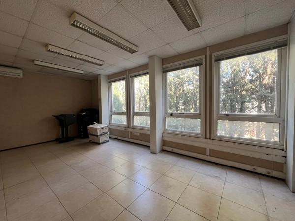 LE CANNET CANEOPOLE proche accès A8 entrepots et bureaux 642 m2