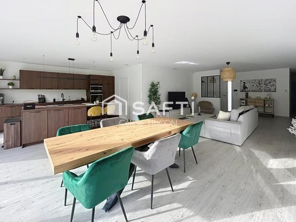 Contemporaine lumineuse aux volumes généreux