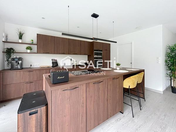Contemporaine lumineuse aux volumes généreux