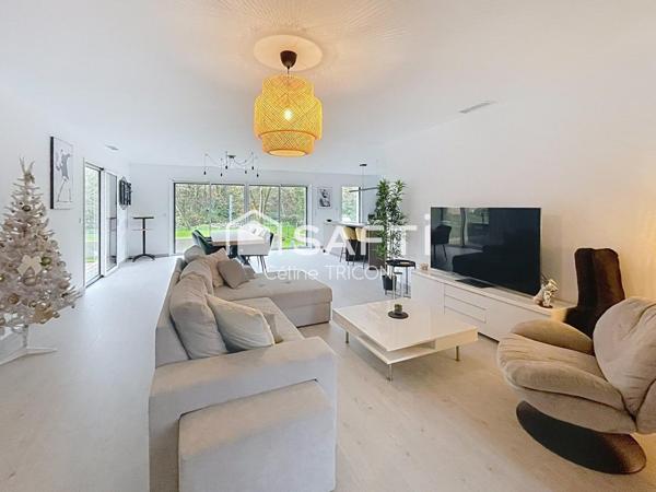 Contemporaine lumineuse aux volumes généreux