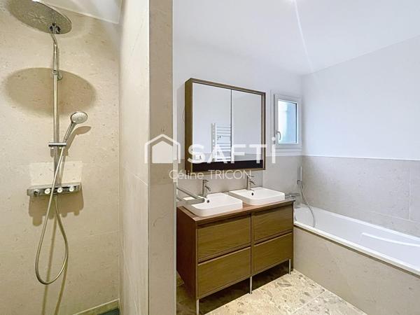 Contemporaine lumineuse aux volumes généreux