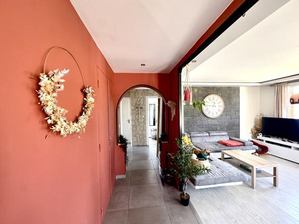 Maison familiale rénovée (DPE B) 318 000 €