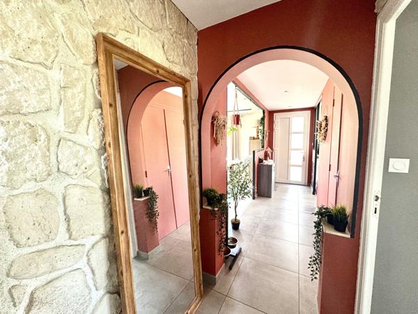 Maison familiale rénovée (DPE B) 318 000 €