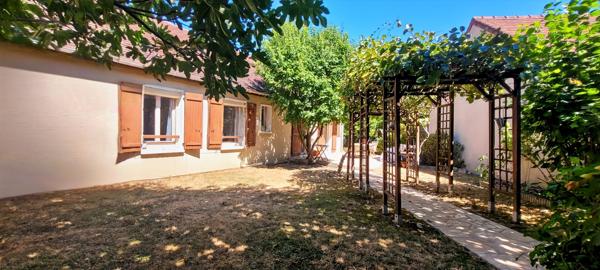 À vendre ! Charmante maison de plain-pied de 100 m² sur un beau terrain de 471 m².