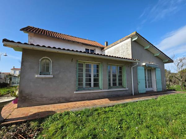Maison à vendre à Royan - 7 pièces, 6 chambres, proche des commerces