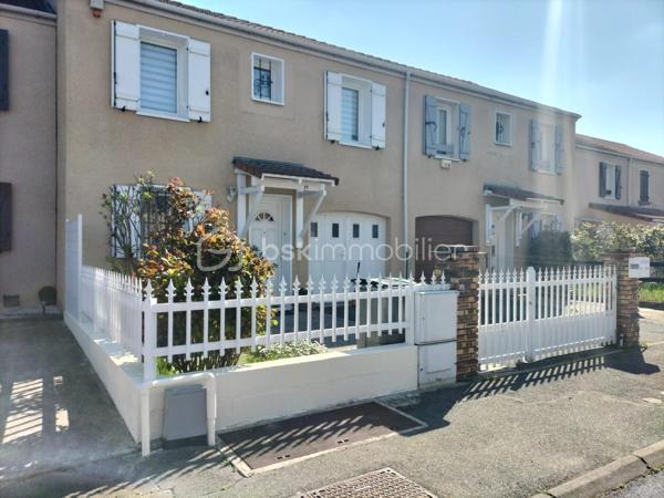 BSK IMMOBILIER vous présente en EXCLUSIVITÉ cette maison en copropriété de 77 m² habitables, édifiée sur une parcelle de 256 m².

Elle se compose :
Au rez-de-chaussée :
Une entrée avec couloir
Un WC
Une cuisine
Un séjour lumineux donnant accès au jardin
Une terrasse de 52 m²
Un garage de 15 m²

À l’étage :
Un palier desservant 3 chambres
Une salle de bains avec dressing

Un emplacement privilégié :
La maison bénéficie d’un environnement calme et recherché, à proximité immédiate du centre-ville, des écoles, des commerces et des transports.

Côté transports, vous disposez notamment du bus et du tram T11.
Le RER B – Le Bourget et le RER D – Garges-Sarcelles sont accessibles en environ 20 minutes en bus.

Vous êtes également à seulement 5 minutes de l’autoroute A1 et à environ 20 minutes de l’aéroport Paris-Charles-de-Gaulle.

Une maison idéale pour une famille à la recherche d’un cadre de vie agréable, tout en restant proche des commodités et des principaux axes de transport.

N’hésitez pas à me contacter pour plus de renseignements ou pour organiser une visite.

Votre conseillère en immobilier
Mme Ly Horng TRINH 
07 67 88 08 79