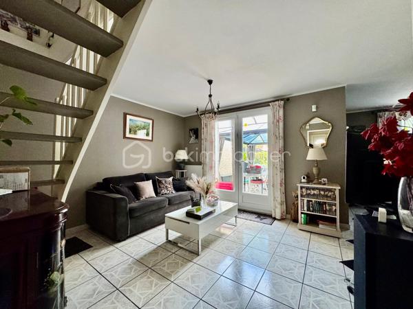 BSK IMMOBILIER vous présente en EXCLUSIVITÉ cette maison en copropriété de 77 m² habitables, édifiée sur une parcelle de 256 m².

Elle se compose :
Au rez-de-chaussée :
Une entrée avec couloir
Un WC
Une cuisine
Un séjour lumineux donnant accès au jardin
Une terrasse de 52 m²
Un garage de 15 m²

À l’étage :
Un palier desservant 3 chambres
Une salle de bains avec dressing

Un emplacement privilégié :
La maison bénéficie d’un environnement calme et recherché, à proximité immédiate du centre-ville, des écoles, des commerces et des transports.

Côté transports, vous disposez notamment du bus et du tram T11.
Le RER B – Le Bourget et le RER D – Garges-Sarcelles sont accessibles en environ 20 minutes en bus.

Vous êtes également à seulement 5 minutes de l’autoroute A1 et à environ 20 minutes de l’aéroport Paris-Charles-de-Gaulle.

Une maison idéale pour une famille à la recherche d’un cadre de vie agréable, tout en restant proche des commodités et des principaux axes de transport.

N’hésitez pas à me contacter pour plus de renseignements ou pour organiser une visite.

Votre conseillère en immobilier
Mme Ly Horng TRINH 
07 67 88 08 79