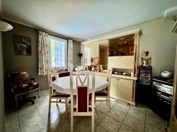 BSK IMMOBILIER vous présente en EXCLUSIVITÉ cette maison en copropriété de 77 m² habitables, édifiée sur une parcelle de 256 m².

Elle se compose :
Au rez-de-chaussée :
Une entrée avec couloir
Un WC
Une cuisine
Un séjour lumineux donnant accès au jardin
Une terrasse de 52 m²
Un garage de 15 m²

À l’étage :
Un palier desservant 3 chambres
Une salle de bains avec dressing

Un emplacement privilégié :
La maison bénéficie d’un environnement calme et recherché, à proximité immédiate du centre-ville, des écoles, des commerces et des transports.

Côté transports, vous disposez notamment du bus et du tram T11.
Le RER B – Le Bourget et le RER D – Garges-Sarcelles sont accessibles en environ 20 minutes en bus.

Vous êtes également à seulement 5 minutes de l’autoroute A1 et à environ 20 minutes de l’aéroport Paris-Charles-de-Gaulle.

Une maison idéale pour une famille à la recherche d’un cadre de vie agréable, tout en restant proche des commodités et des principaux axes de transport.

N’hésitez pas à me contacter pour plus de renseignements ou pour organiser une visite.

Votre conseillère en immobilier
Mme Ly Horng TRINH 
07 67 88 08 79