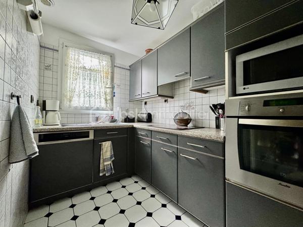 BSK IMMOBILIER vous présente en EXCLUSIVITÉ cette maison en copropriété de 77 m² habitables, édifiée sur une parcelle de 256 m².

Elle se compose :
Au rez-de-chaussée :
Une entrée avec couloir
Un WC
Une cuisine
Un séjour lumineux donnant accès au jardin
Une terrasse de 52 m²
Un garage de 15 m²

À l’étage :
Un palier desservant 3 chambres
Une salle de bains avec dressing

Un emplacement privilégié :
La maison bénéficie d’un environnement calme et recherché, à proximité immédiate du centre-ville, des écoles, des commerces et des transports.

Côté transports, vous disposez notamment du bus et du tram T11.
Le RER B – Le Bourget et le RER D – Garges-Sarcelles sont accessibles en environ 20 minutes en bus.

Vous êtes également à seulement 5 minutes de l’autoroute A1 et à environ 20 minutes de l’aéroport Paris-Charles-de-Gaulle.

Une maison idéale pour une famille à la recherche d’un cadre de vie agréable, tout en restant proche des commodités et des principaux axes de transport.

N’hésitez pas à me contacter pour plus de renseignements ou pour organiser une visite.

Votre conseillère en immobilier
Mme Ly Horng TRINH 
07 67 88 08 79