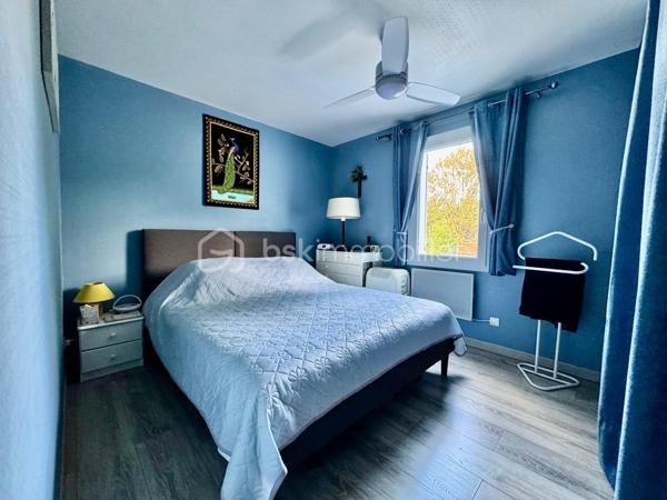 BSK IMMOBILIER vous présente en EXCLUSIVITÉ cette maison en copropriété de 77 m² habitables, édifiée sur une parcelle de 256 m².

Elle se compose :
Au rez-de-chaussée :
Une entrée avec couloir
Un WC
Une cuisine
Un séjour lumineux donnant accès au jardin
Une terrasse de 52 m²
Un garage de 15 m²

À l’étage :
Un palier desservant 3 chambres
Une salle de bains avec dressing

Un emplacement privilégié :
La maison bénéficie d’un environnement calme et recherché, à proximité immédiate du centre-ville, des écoles, des commerces et des transports.

Côté transports, vous disposez notamment du bus et du tram T11.
Le RER B – Le Bourget et le RER D – Garges-Sarcelles sont accessibles en environ 20 minutes en bus.

Vous êtes également à seulement 5 minutes de l’autoroute A1 et à environ 20 minutes de l’aéroport Paris-Charles-de-Gaulle.

Une maison idéale pour une famille à la recherche d’un cadre de vie agréable, tout en restant proche des commodités et des principaux axes de transport.

N’hésitez pas à me contacter pour plus de renseignements ou pour organiser une visite.

Votre conseillère en immobilier
Mme Ly Horng TRINH 
07 67 88 08 79