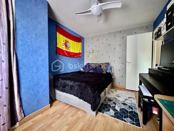 BSK IMMOBILIER vous présente en EXCLUSIVITÉ cette maison en copropriété de 77 m² habitables, édifiée sur une parcelle de 256 m².

Elle se compose :
Au rez-de-chaussée :
Une entrée avec couloir
Un WC
Une cuisine
Un séjour lumineux donnant accès au jardin
Une terrasse de 52 m²
Un garage de 15 m²

À l’étage :
Un palier desservant 3 chambres
Une salle de bains avec dressing

Un emplacement privilégié :
La maison bénéficie d’un environnement calme et recherché, à proximité immédiate du centre-ville, des écoles, des commerces et des transports.

Côté transports, vous disposez notamment du bus et du tram T11.
Le RER B – Le Bourget et le RER D – Garges-Sarcelles sont accessibles en environ 20 minutes en bus.

Vous êtes également à seulement 5 minutes de l’autoroute A1 et à environ 20 minutes de l’aéroport Paris-Charles-de-Gaulle.

Une maison idéale pour une famille à la recherche d’un cadre de vie agréable, tout en restant proche des commodités et des principaux axes de transport.

N’hésitez pas à me contacter pour plus de renseignements ou pour organiser une visite.

Votre conseillère en immobilier
Mme Ly Horng TRINH 
07 67 88 08 79