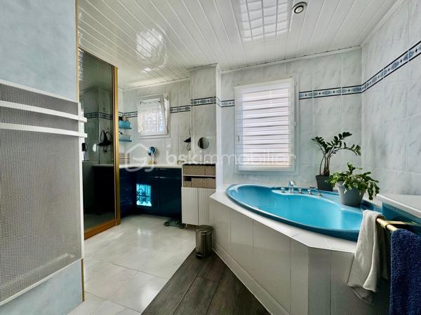 BSK IMMOBILIER vous présente en EXCLUSIVITÉ cette maison en copropriété de 77 m² habitables, édifiée sur une parcelle de 256 m².

Elle se compose :
Au rez-de-chaussée :
Une entrée avec couloir
Un WC
Une cuisine
Un séjour lumineux donnant accès au jardin
Une terrasse de 52 m²
Un garage de 15 m²

À l’étage :
Un palier desservant 3 chambres
Une salle de bains avec dressing

Un emplacement privilégié :
La maison bénéficie d’un environnement calme et recherché, à proximité immédiate du centre-ville, des écoles, des commerces et des transports.

Côté transports, vous disposez notamment du bus et du tram T11.
Le RER B – Le Bourget et le RER D – Garges-Sarcelles sont accessibles en environ 20 minutes en bus.

Vous êtes également à seulement 5 minutes de l’autoroute A1 et à environ 20 minutes de l’aéroport Paris-Charles-de-Gaulle.

Une maison idéale pour une famille à la recherche d’un cadre de vie agréable, tout en restant proche des commodités et des principaux axes de transport.

N’hésitez pas à me contacter pour plus de renseignements ou pour organiser une visite.

Votre conseillère en immobilier
Mme Ly Horng TRINH 
07 67 88 08 79