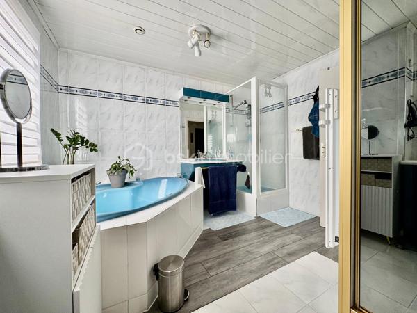 BSK IMMOBILIER vous présente en EXCLUSIVITÉ cette maison en copropriété de 77 m² habitables, édifiée sur une parcelle de 256 m².

Elle se compose :
Au rez-de-chaussée :
Une entrée avec couloir
Un WC
Une cuisine
Un séjour lumineux donnant accès au jardin
Une terrasse de 52 m²
Un garage de 15 m²

À l’étage :
Un palier desservant 3 chambres
Une salle de bains avec dressing

Un emplacement privilégié :
La maison bénéficie d’un environnement calme et recherché, à proximité immédiate du centre-ville, des écoles, des commerces et des transports.

Côté transports, vous disposez notamment du bus et du tram T11.
Le RER B – Le Bourget et le RER D – Garges-Sarcelles sont accessibles en environ 20 minutes en bus.

Vous êtes également à seulement 5 minutes de l’autoroute A1 et à environ 20 minutes de l’aéroport Paris-Charles-de-Gaulle.

Une maison idéale pour une famille à la recherche d’un cadre de vie agréable, tout en restant proche des commodités et des principaux axes de transport.

N’hésitez pas à me contacter pour plus de renseignements ou pour organiser une visite.

Votre conseillère en immobilier
Mme Ly Horng TRINH 
07 67 88 08 79